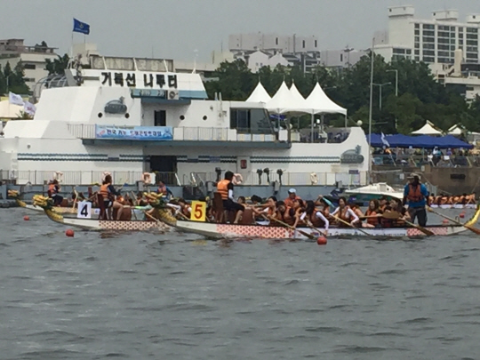 한국선주협회는 제21회 바다의 날(5월 30일)을 기념해 지난 4일 서울 이촌동 한강거북선나루터에서 전국 카누·드래곤보트 대회를 개최했다. 드래곤보트 대회에 참가한 선수들이 경기를 하고 있다. <한국선주협회 제공>